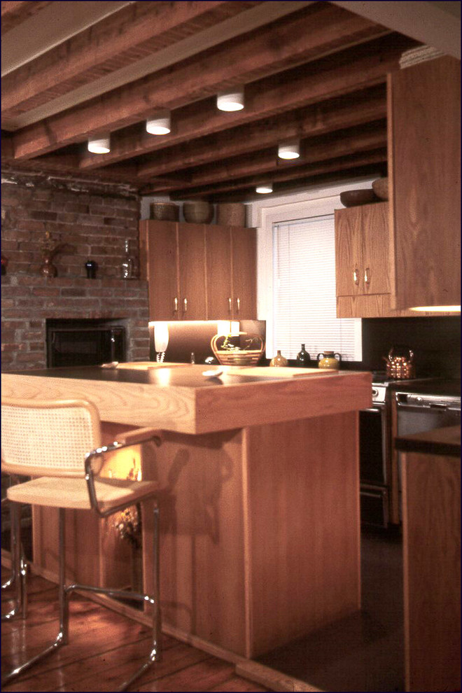 Example of a transitional home design design in Los Angeles