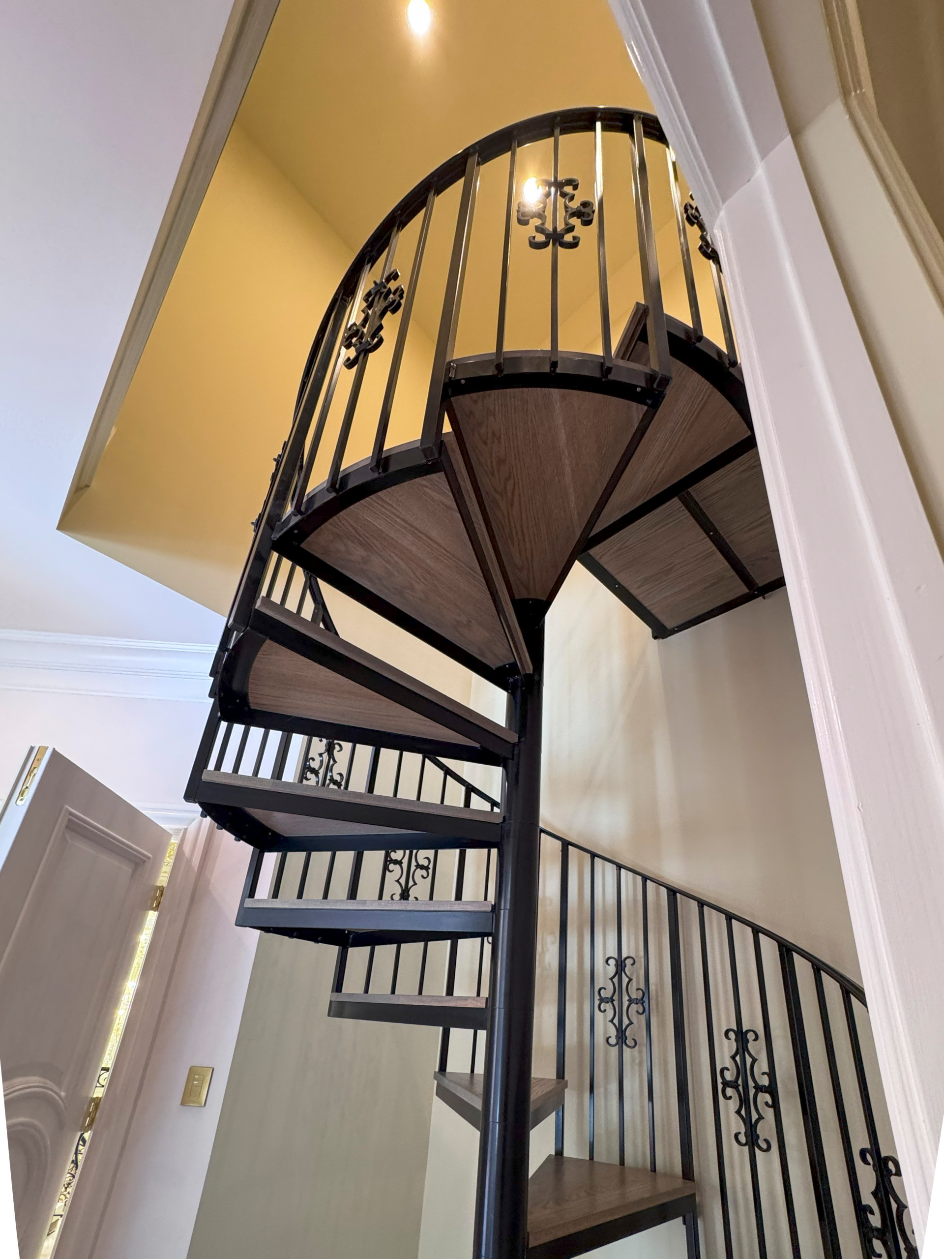 135_Vibrant Staircase with Touch of Historic Grandeur, Great Falls, VA 22066