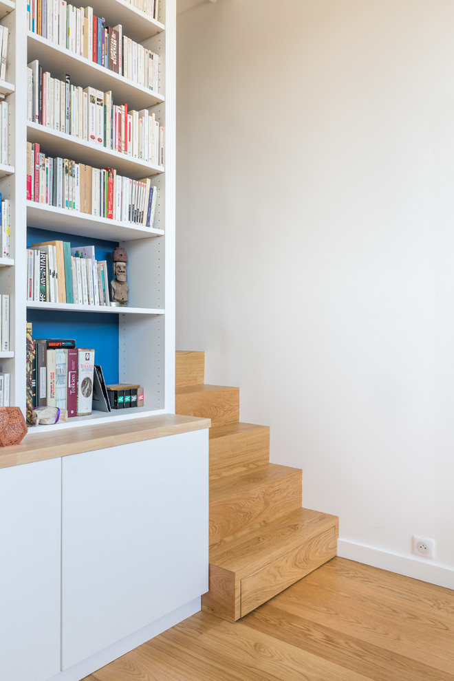 This is an example of a contemporary wood curved staircase in Bordeaux with wood risers.