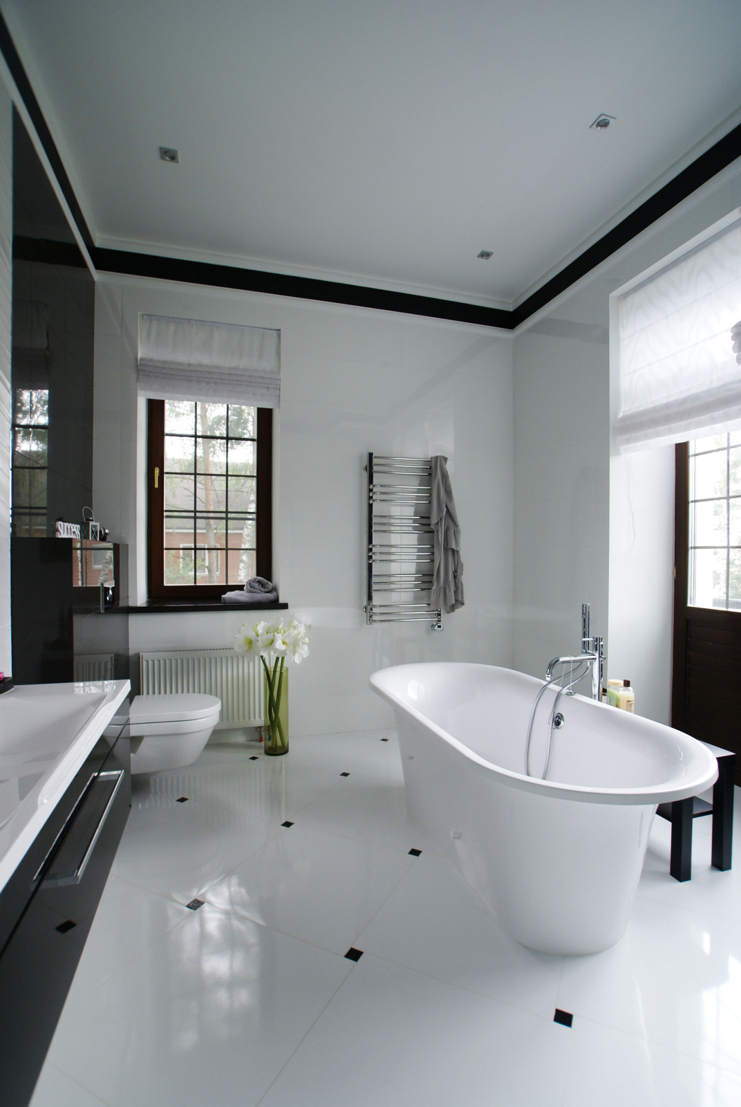 Монохромная ванная комната