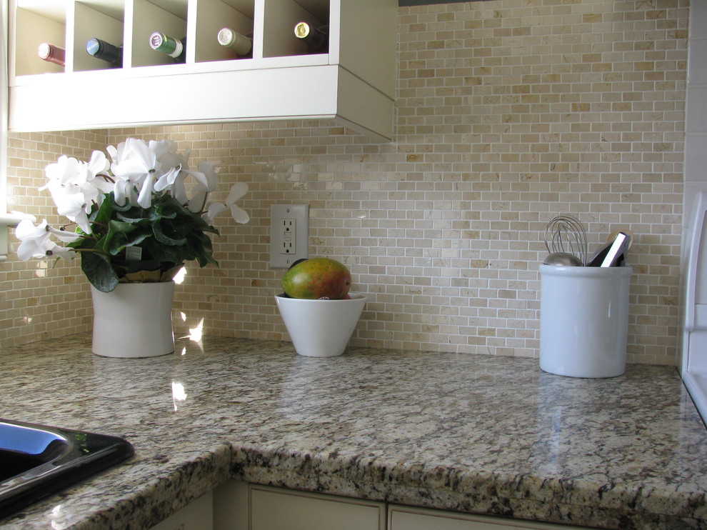 Photo of a traditional kitchen in Toronto with granite benchtops.