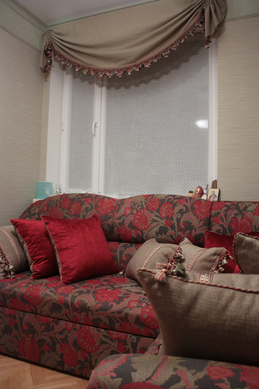 Переобивка диванов, декор окон