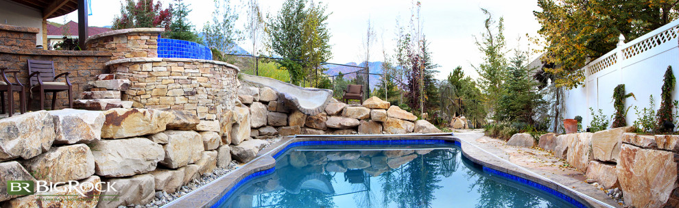 Rustikaler Whirlpool hinter dem Haus in individueller Form in Salt Lake City