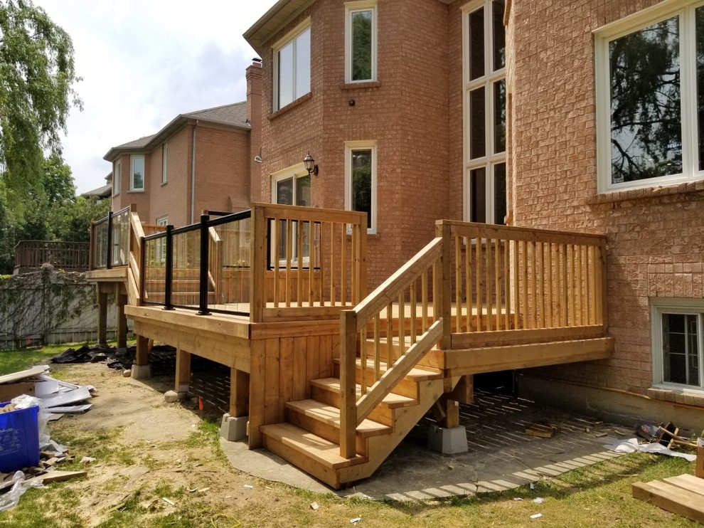 Inspiration for a transitional deck remodel in Toronto