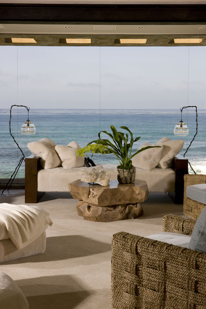 This is an example of a modern living room in San Diego.