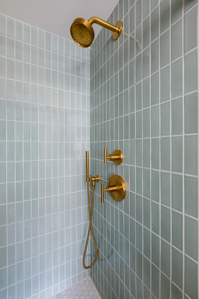 Идея дизайна: ванная комната среднего размера в скандинавском стиле с зеленой плиткой, керамической плиткой, полом из керамической плитки и белым полом