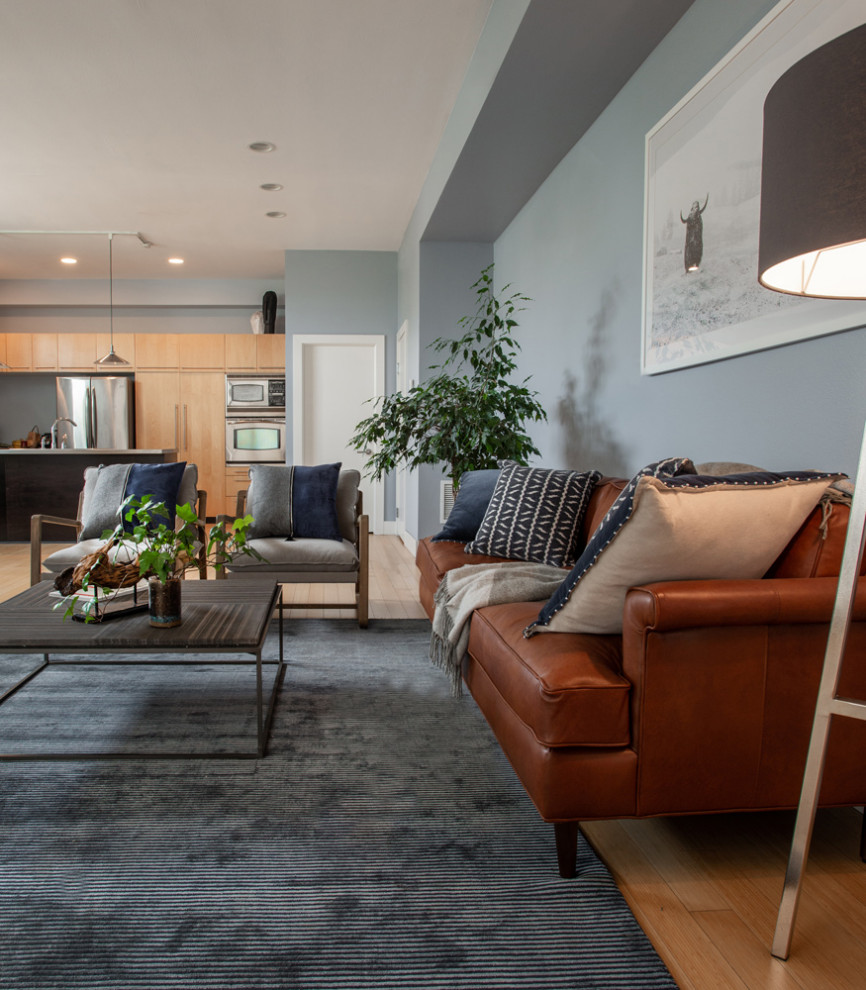 Idee per un soggiorno minimal di medie dimensioni e stile loft con sala formale, pareti blu, pavimento in legno massello medio, nessun camino e nessuna TV