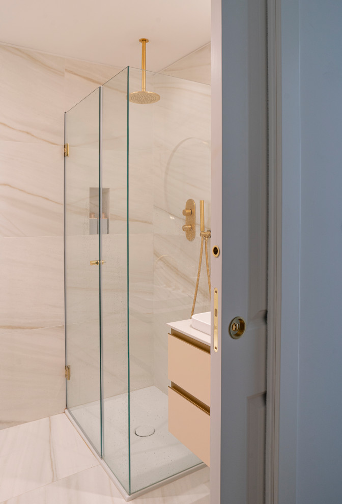Imagen de cuarto de baño flotante contemporáneo pequeño con armarios con paneles lisos, baldosas y/o azulejos blancos y baldosas y/o azulejos de mármol