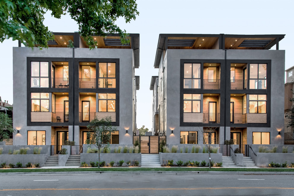 Mittelgroßes, Vierstöckiges Modernes Reihenhaus mit Putzfassade, grauer Fassadenfarbe und Flachdach in Los Angeles