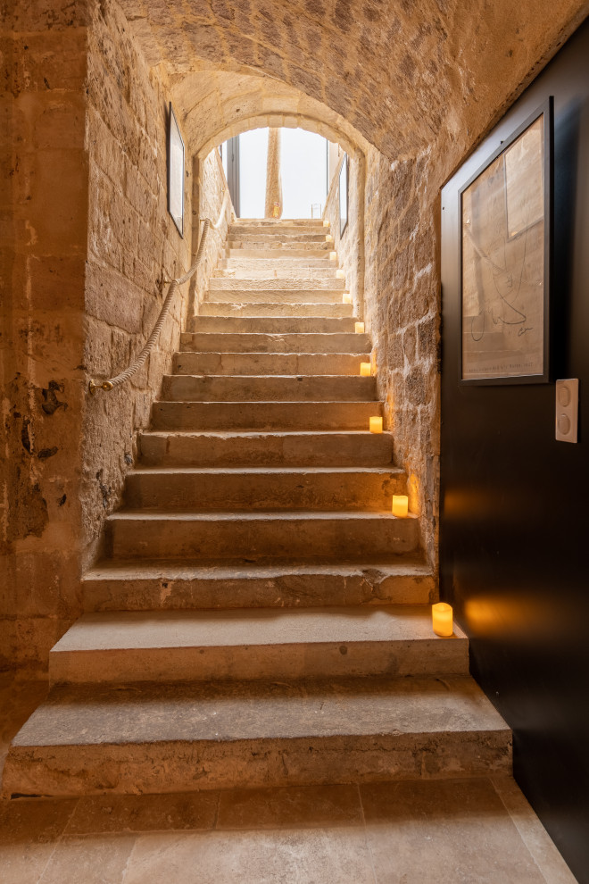 ルアーブルにある中くらいなコンテンポラリースタイルのおしゃれな直階段 (ライムストーンの蹴込み板、レンガ壁) の写真