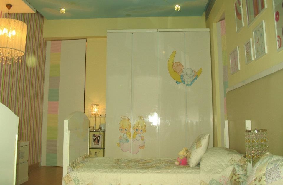 ムンバイにあるコンテンポラリースタイルのおしゃれな赤ちゃん部屋の写真