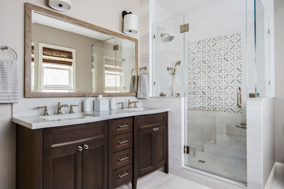 Bild på ett stort vintage beige beige en-suite badrum, med möbel-liknande, skåp i mellenmörkt trä, ett fristående badkar, en dusch i en alkov, vit kakel, marmorkakel, marmorgolv, ett undermonterad handfat, bänkskiva i kvarts och grått golv