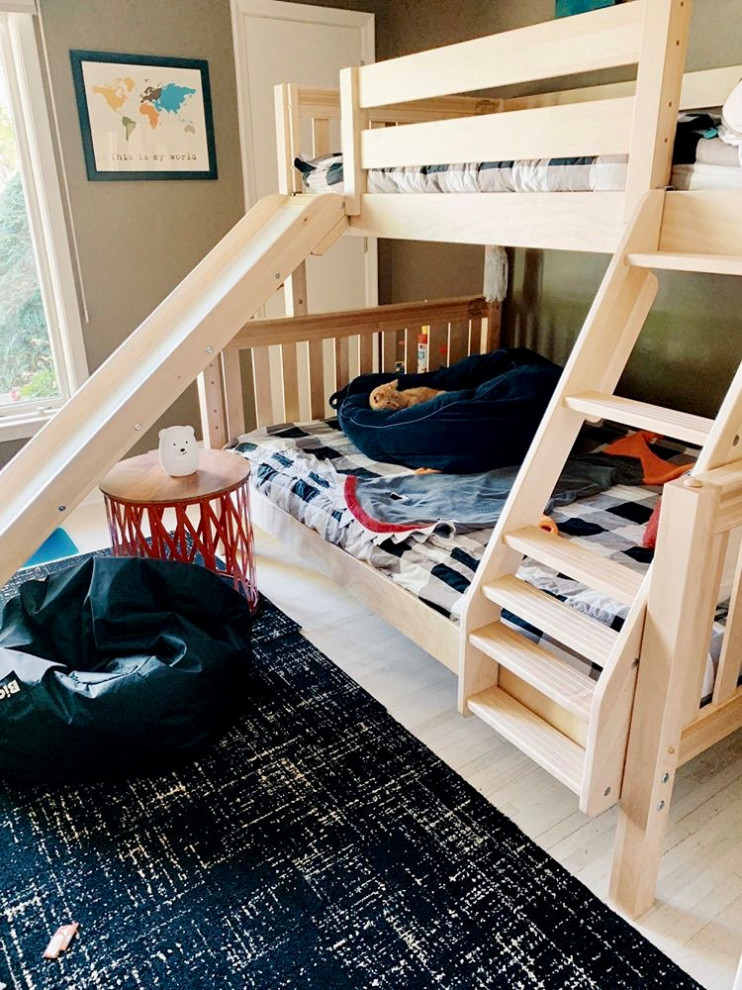 Inspiration för mellanstora amerikanska könsneutrala barnrum kombinerat med sovrum och för 4-10-åringar, med beige väggar, bambugolv och beiget golv
