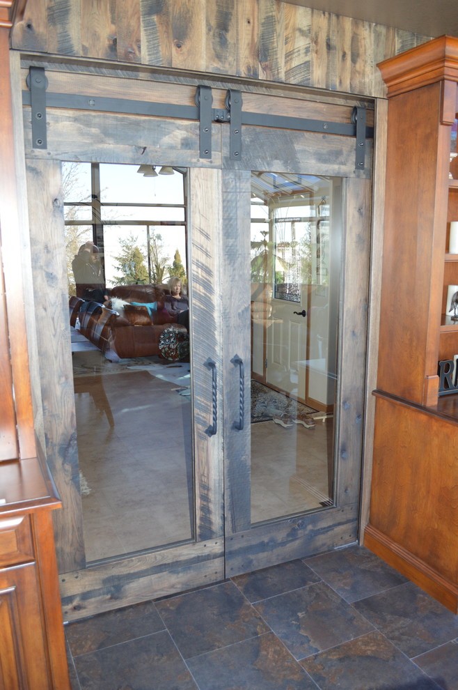 Example of a mountain style entryway design in Cedar Rapids