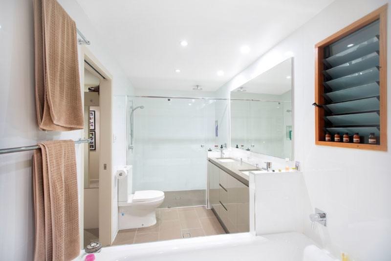 Inspiration for a contemporary bathroom in Brisbane.
