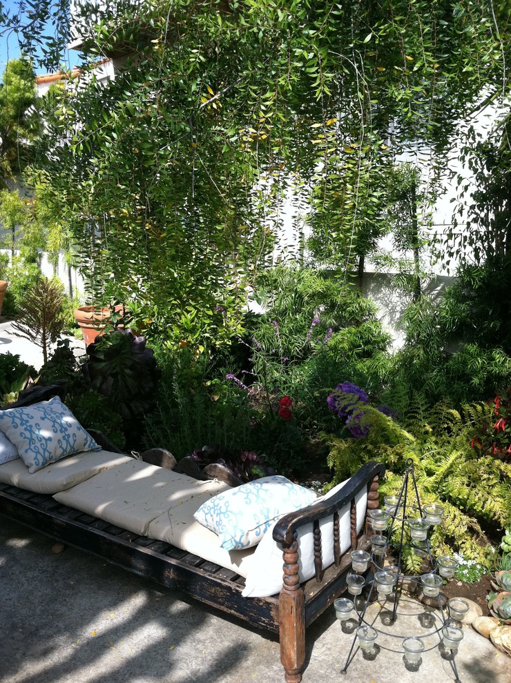 Réalisation d'un jardin méditerranéen de taille moyenne et l'été avec une exposition ensoleillée, des pavés en béton et une clôture en métal.