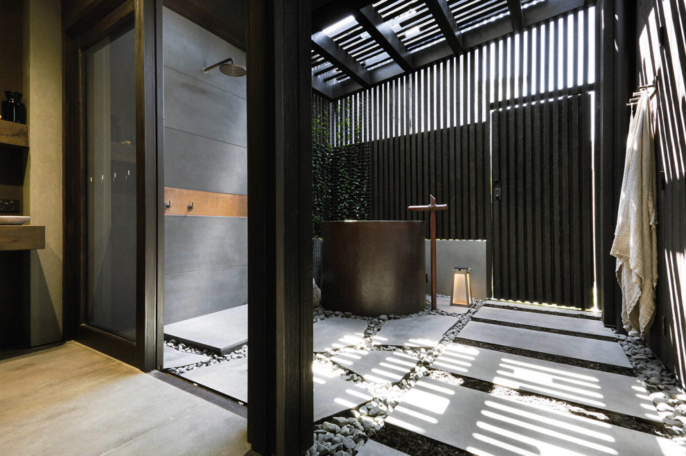 Réalisation d'une salle de bain vintage avec un bain japonais.