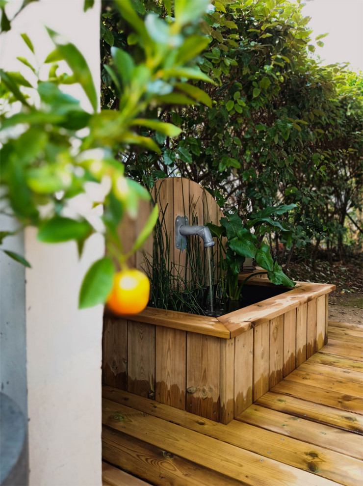This is an example of a small deck in Toulouse with a water feature.