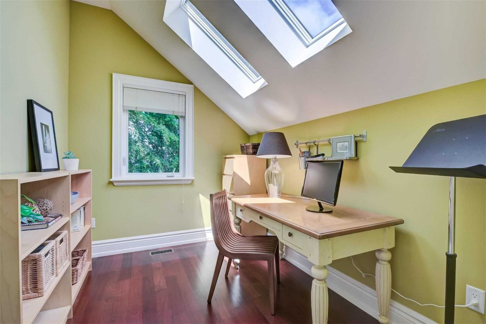 Example of a transitional home design design in Toronto