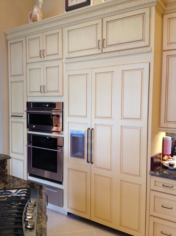 Kitchen - transitional kitchen idea in Miami