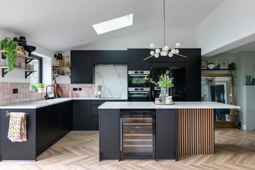 Стильный дизайн: кухня в современном стиле с мойкой у окна - последний тренд