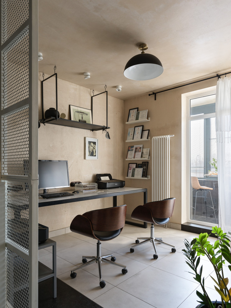 Mittelgroßes Modernes Arbeitszimmer mit Arbeitsplatz, beiger Wandfarbe, Porzellan-Bodenfliesen, freistehendem Schreibtisch und beigem Boden in Sankt Petersburg