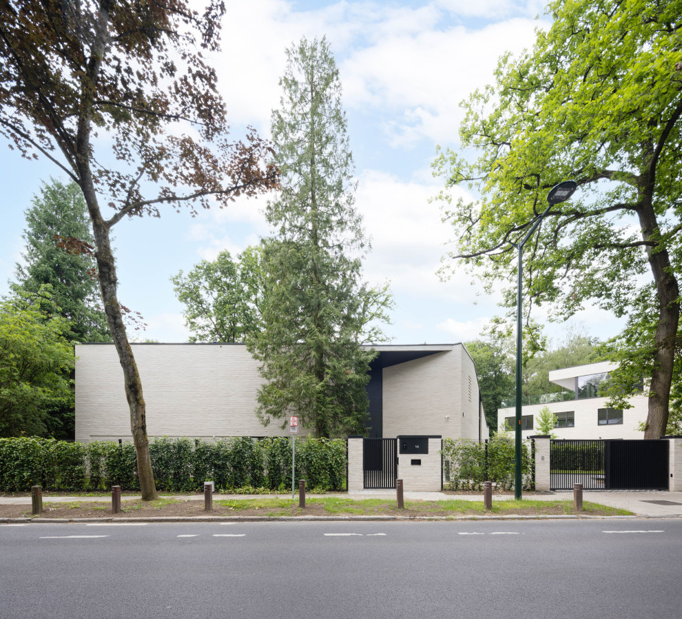 Four suite apartment building