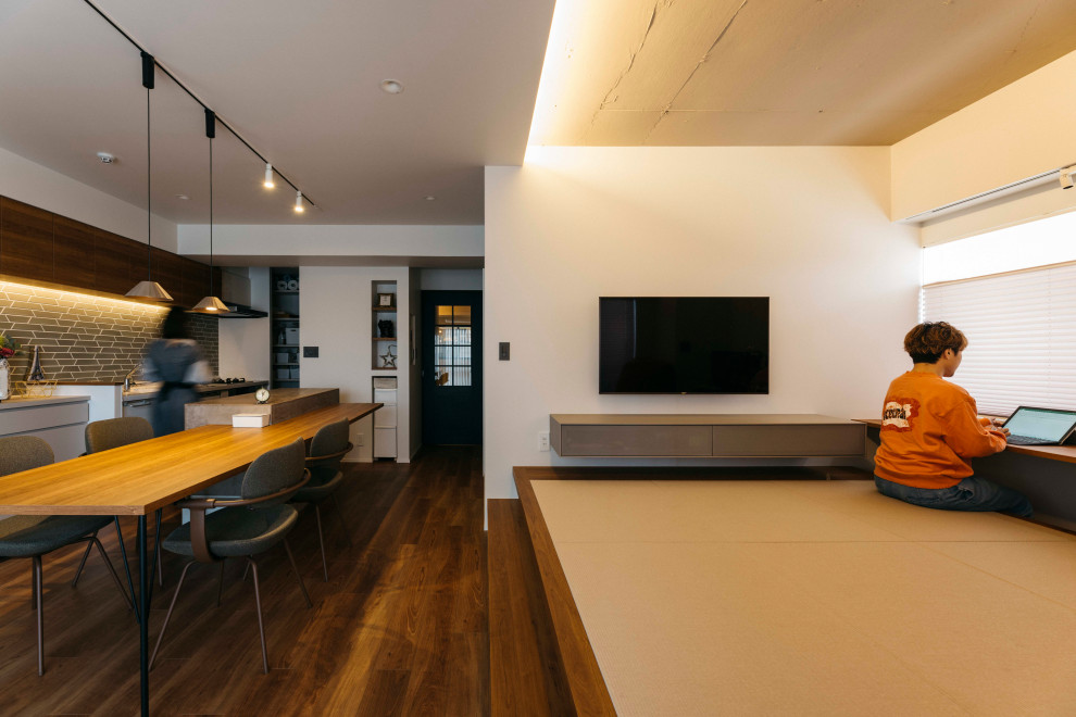Inspiration for a living room in Nagoya with a wall mounted tv and brown floors.