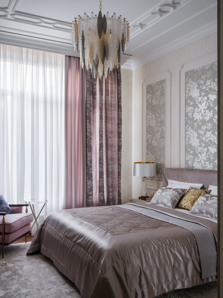 モスクワにある広いトラディショナルスタイルのおしゃれな主寝室 (白い壁、無垢フローリング、茶色い床、格子天井、壁紙、アクセントウォール)