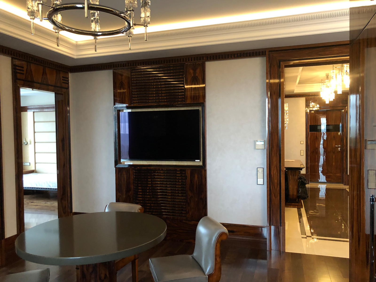 Кухня. Стеновая панель с телевизором