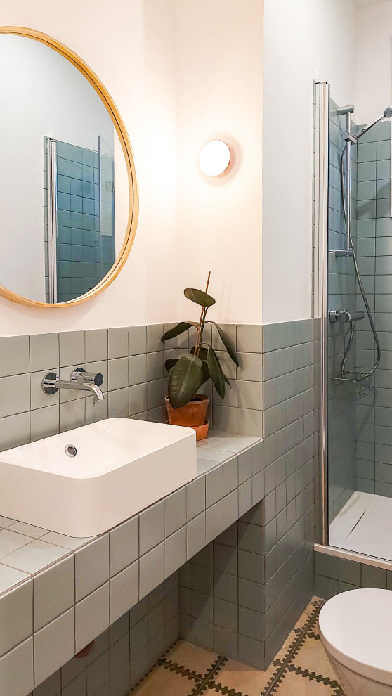 Идея дизайна: маленькая ванная комната в стиле фьюжн с синей плиткой, керамической плиткой, синими стенами, полом из цементной плитки, настольной раковиной, столешницей из плитки, разноцветным полом и синей столешницей для на участке и в саду