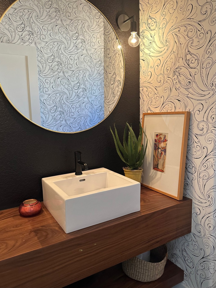 Kleine Eklektische Gästetoilette mit Porzellan-Bodenfliesen, Aufsatzwaschbecken, Waschtisch aus Holz, schwarzem Boden, schwebendem Waschtisch und Tapetenwänden in Denver