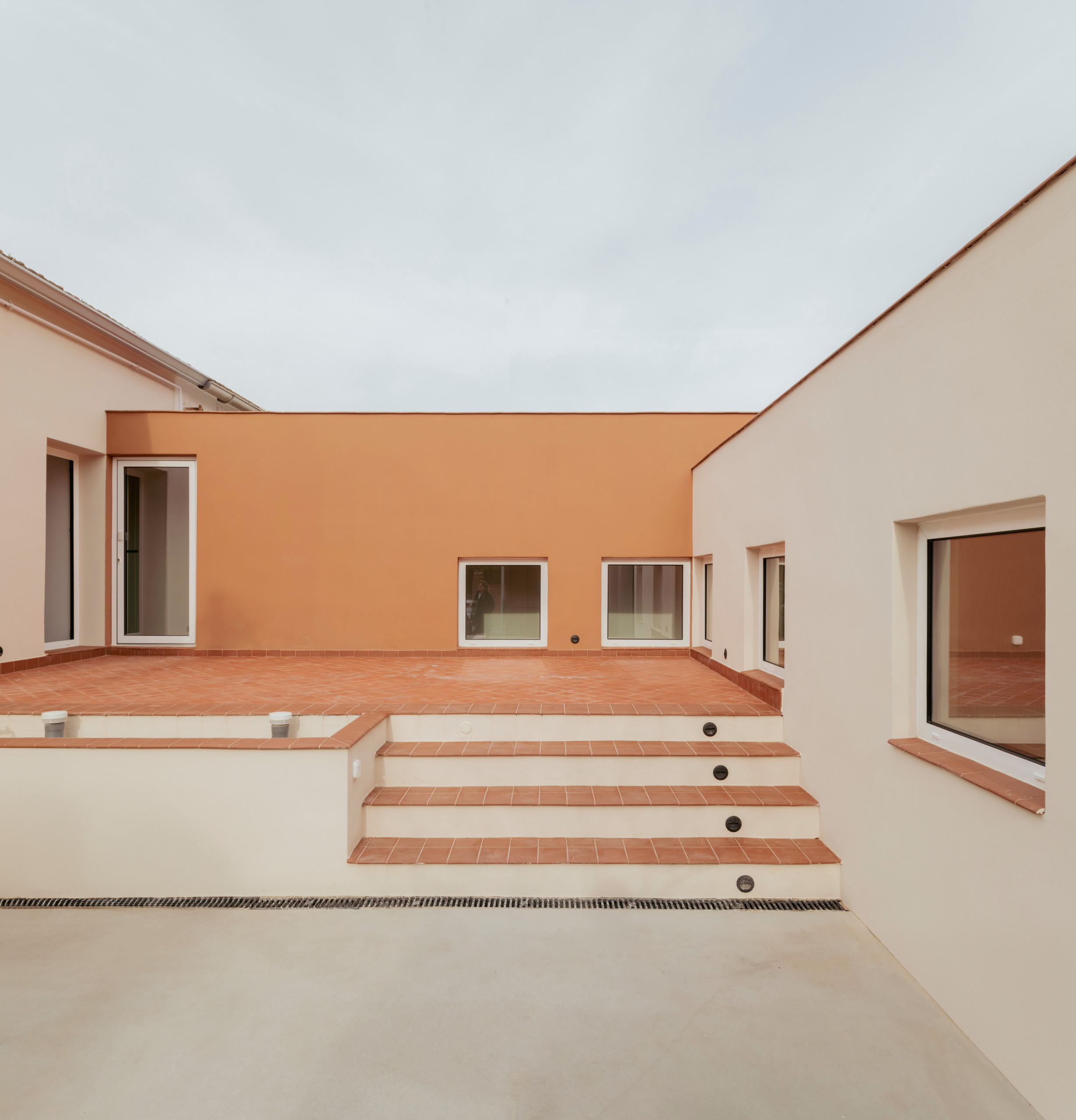 Acceso de coches a patio interior privado