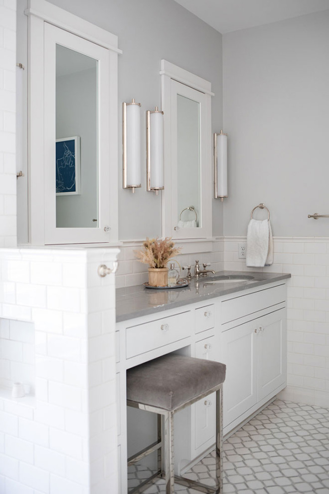 Exempel på ett stort amerikanskt grå grått en-suite badrum, med skåp i shakerstil, grå skåp, ett badkar med tassar, våtrum, en toalettstol med separat cisternkåpa, vit kakel, tunnelbanekakel, grå väggar, klinkergolv i porslin, ett undermonterad handfat, bänkskiva i akrylsten, vitt golv och med dusch som är öppen