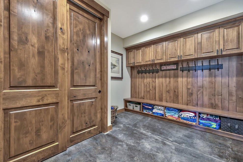 Inspiration for a large transitional mudroom remodel