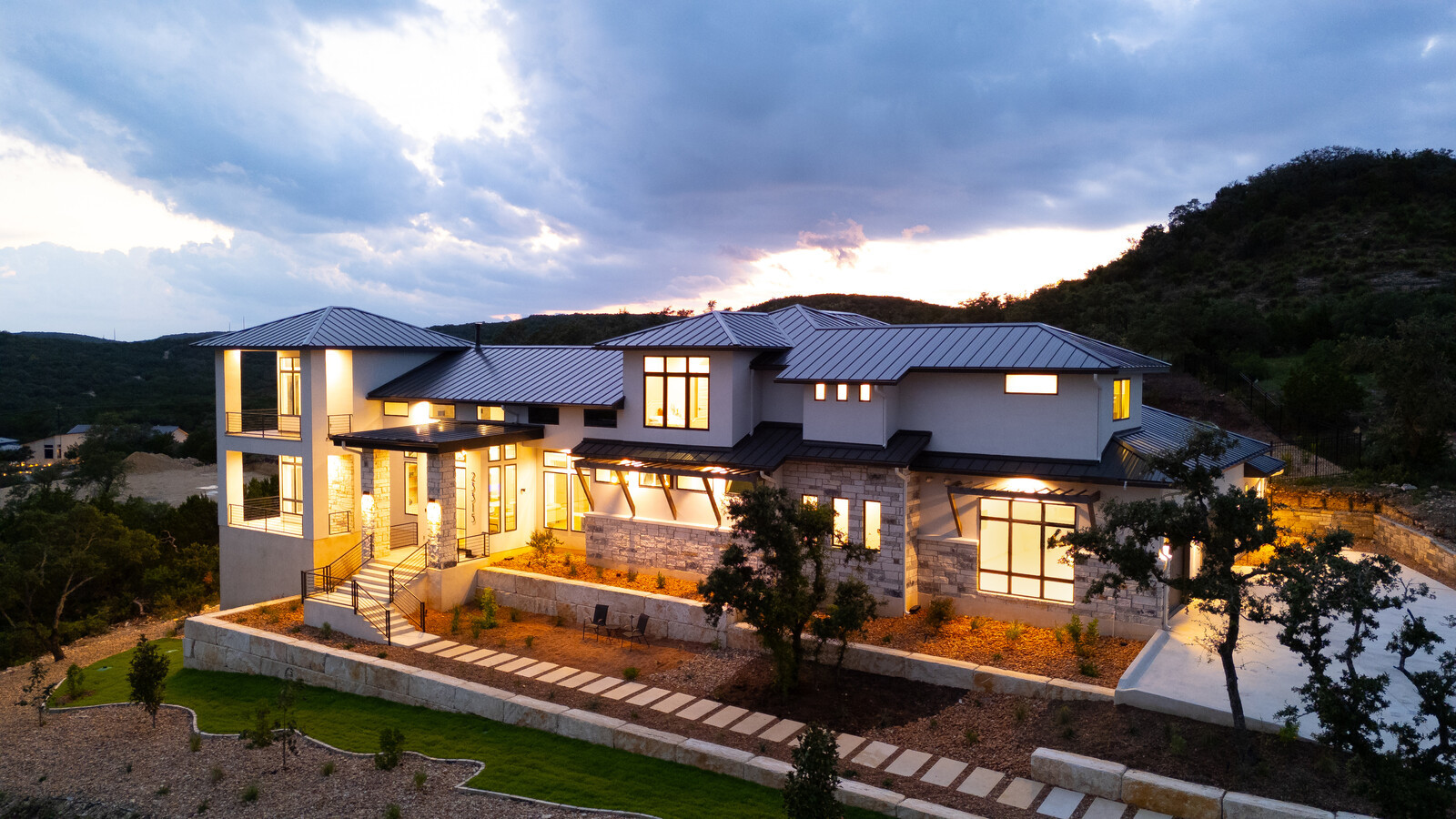 Modern: 4,950 ft², 4 BR/4 BA/2 ST home