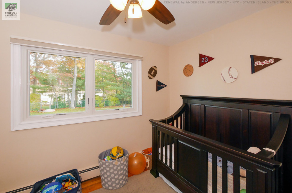 Идея дизайна: комната для малыша среднего размера с бежевыми стенами, паркетным полом среднего тона и разноцветным полом для мальчика
