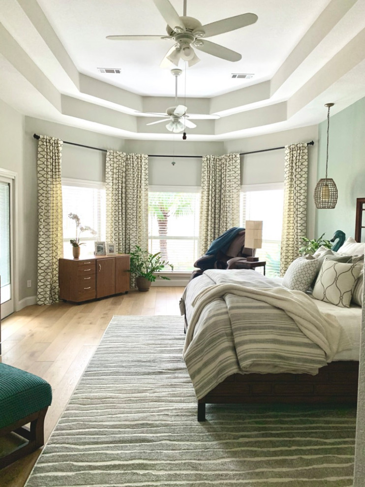 Großes Hauptschlafzimmer mit grauer Wandfarbe und hellem Holzboden in Dallas