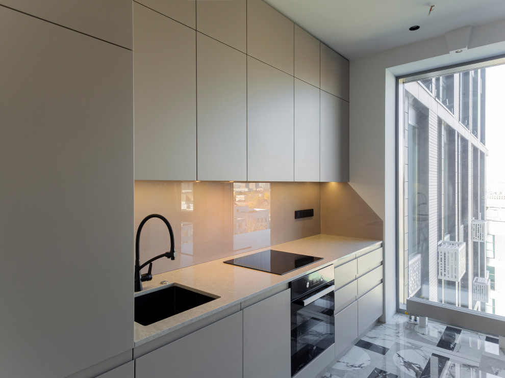 Большая стильная кухня в неоклассическом стиле в светлых тонах