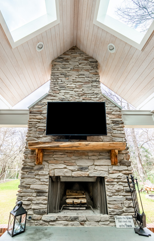 Inspiration pour un grand porche d'entrée de maison arrière traditionnel avec une cuisine d'été, une dalle de béton et une extension de toiture.