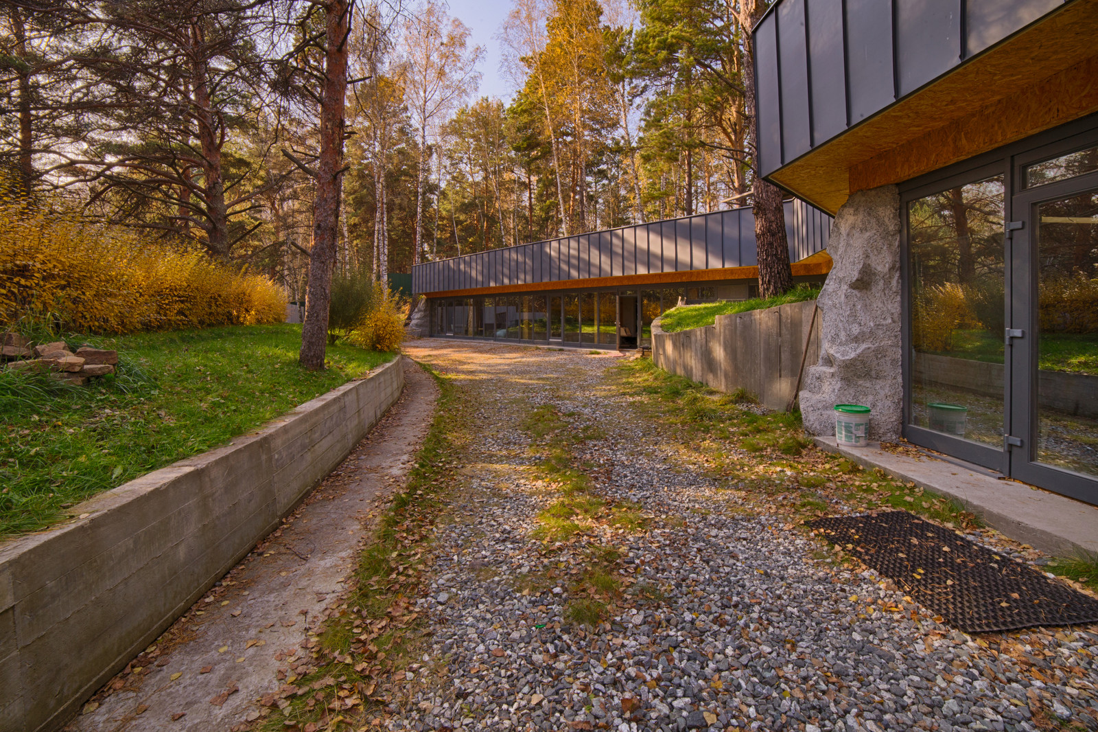 дом встроен в холм