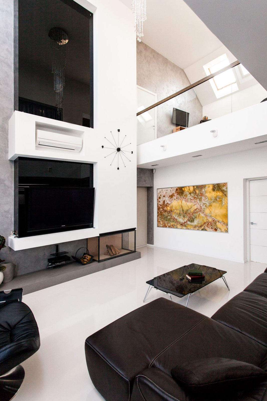 Акцент на белом