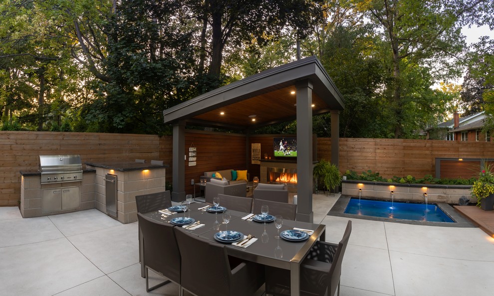 Inspiration for a transitional backyard landscaping in Toronto.