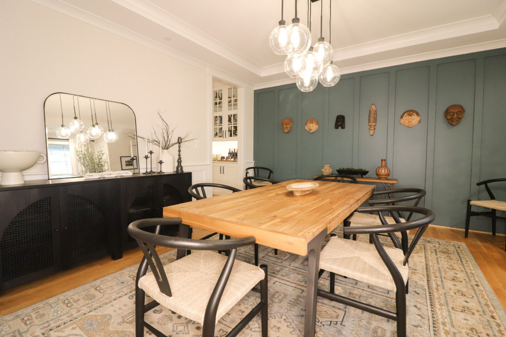 Cette photo montre une grande salle à manger ouverte sur le salon moderne avec un mur bleu, parquet clair, aucune cheminée, un sol marron, un plafond à caissons et boiseries.