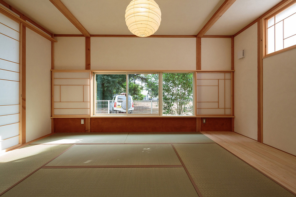 Esempio di un soggiorno di medie dimensioni e chiuso con pareti bianche, pavimento in tatami, nessun camino, nessuna TV, pavimento verde e travi a vista