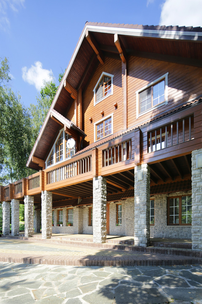 Дом из клееного бруса с цокольным этажом и американской террасой