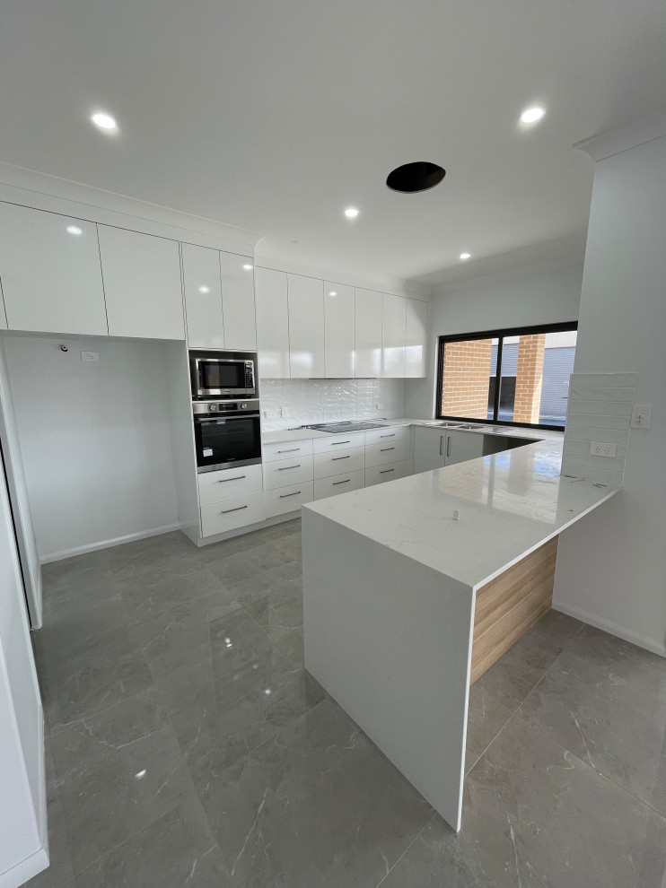 Photo of a large contemporary kitchen in Brisbane.