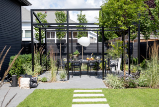 Patio of the Week: Dramatic Black Accents and Layers of Plantings (9 photos)