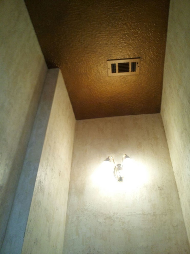 Home design - small transitional 3/4 home design idea in Houston with beige walls