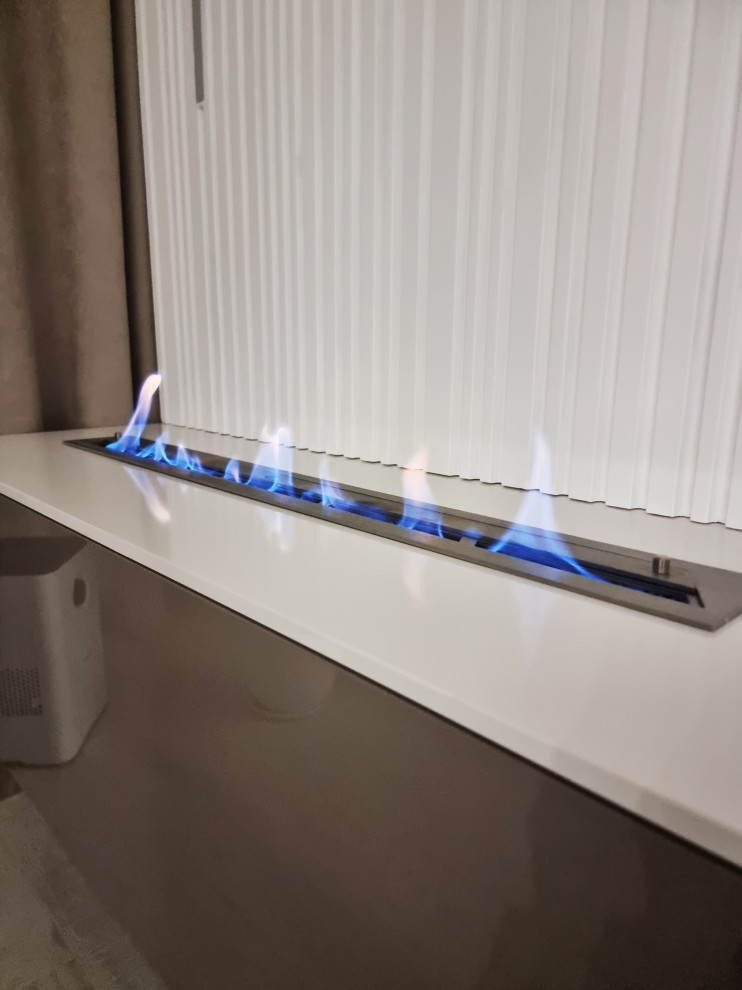 Реализованный проект кухни-гостиной с совместной лоджией и биокамином